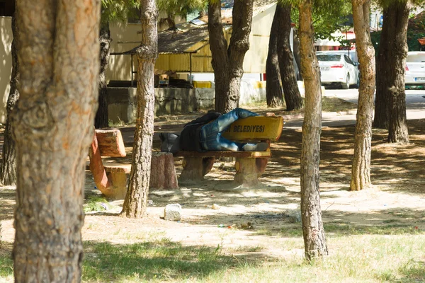 Un senzatetto che dorme su una panchina. Avsallar - è una popolare destinazione turistica sul Mediterraneo . — Foto Stock
