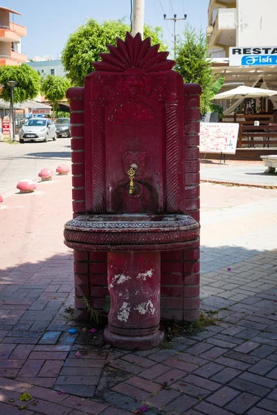La fuente de agua potable en la calle. Avsallar es un destino turístico popular en el Mediterráneo . — Foto de Stock