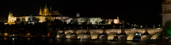 Castillo de Praga y Puente de Carlos en la iluminación nocturna. Panorama . —  Fotos de Stock