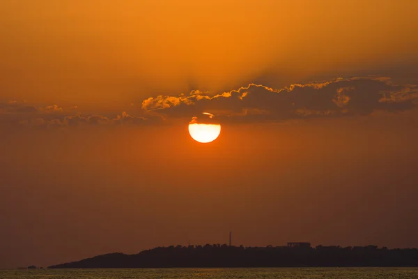 Κατακόκκινο ηλιοβασίλεμα πάνω από τη θάλασσα. — Φωτογραφία Αρχείου