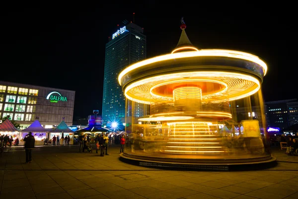 Карусель на площі Александерплац освітленості вночі. Щорічний фестиваль вогнів 2014 — стокове фото