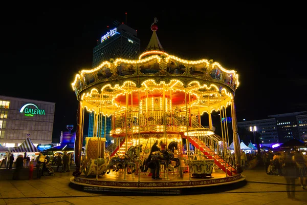 Carrossel na praça Alexanderplatz na iluminação noturna. O Festival Anual de Luzes 2014 — Fotografia de Stock