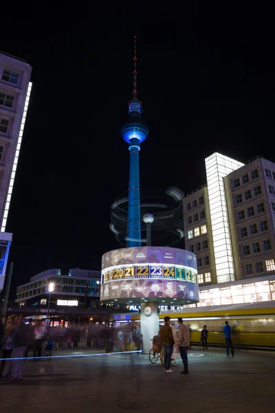 Το Weltzeituhr (παγκόσμια ώρα ρολόι) στην πλατεία Alexanderplatz και Βερολίνο τηλεοπτικό πύργο στο φωτισμό το βράδυ. Το ετήσιο Φεστιβάλ φώτα 2014 — Φωτογραφία Αρχείου