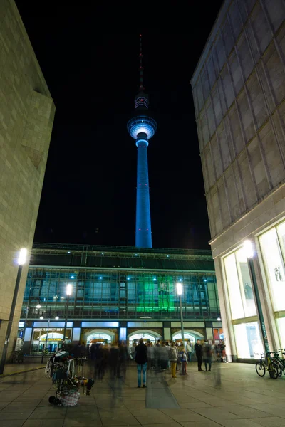 Tv-toren van Berlijn en station Alexanderplatz in de nacht verlichting. Het jaarlijkse Festival van lichten 2014 — Stockfoto