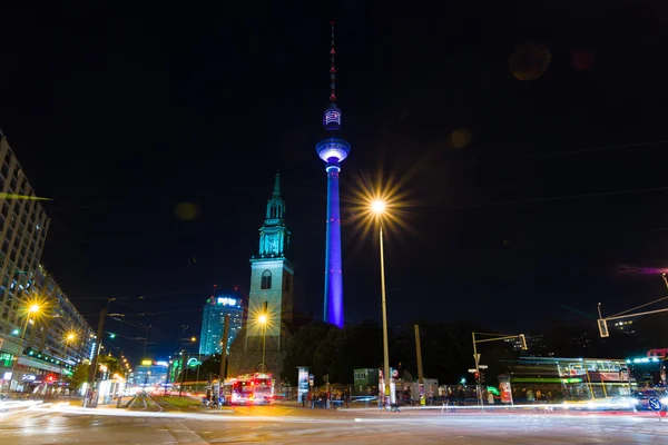 Torre de TV de Berlim e Igreja de Santa Maria (Marienkirche) na iluminação noturna. Cruzamentos no centro da cidade. O Festival Anual de Luzes 2014 — Fotografia de Stock