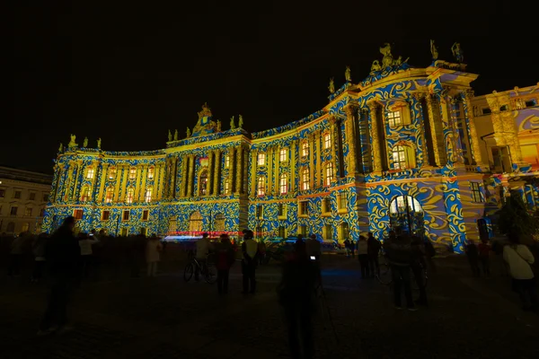 Le bâtiment de la Faculté de droit de l'Université de Humboldt en éclairage nocturne. Le Festival annuel des Lumières 2014 — Photo