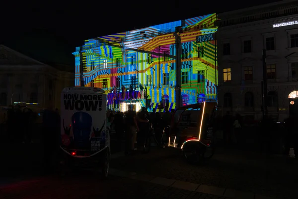 Le bâtiment est un hôtel cinq étoiles "Hôtel de Rome" dans l'éclairage de nuit. Le Festival annuel des Lumières 2014 — Photo