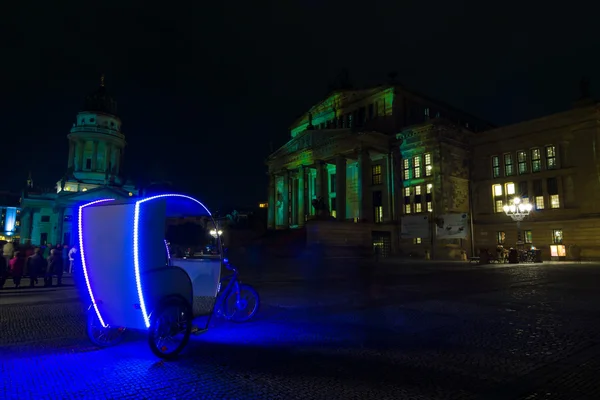 Plaza Gendarmenmarkt en la iluminación nocturna. El Festival anual de las Luces 2014 — Foto de Stock