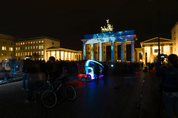 Brama Brandenburska i plac Pariser Platz w nocy oświetlenie. Rocznego festiwalu światła 2014 — Zdjęcie stockowe