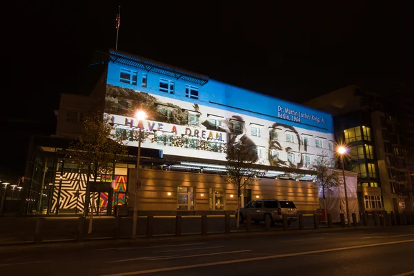 The building of the Embassy of the USA in the night illumination. Quote: "I have a dream" by Martin Luther King Jr. The annual Festival of Lights 2014 — Stock Photo, Image