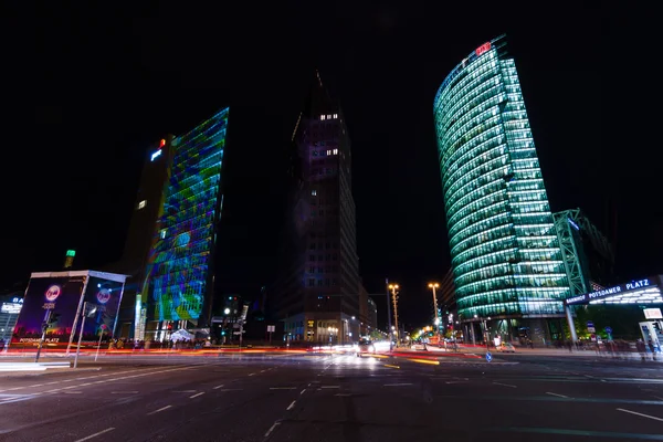 Rascacielos en Potsdamer Platz en iluminación nocturna. Encrucijada. El Festival anual de las Luces 2014 —  Fotos de Stock