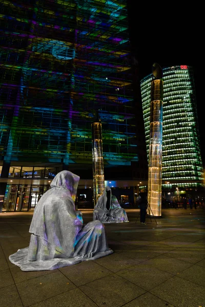 Ulica instalacji na Potsdamer Platz w nocy oświetlenie. Rocznego festiwalu światła 2014 — Zdjęcie stockowe