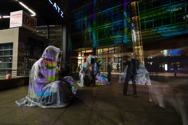 Instalação de rua no Potsdamer Platz em iluminação noturna. O Festival Anual de Luzes 2014 — Fotografia de Stock