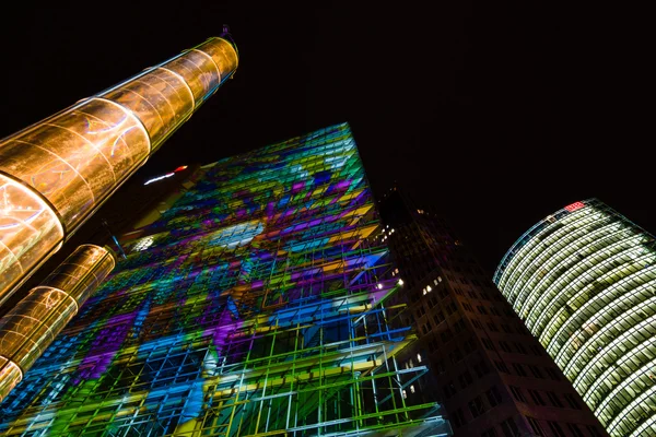 Arranha-céus em Potsdamer Platz em iluminação noturna. O Festival Anual de Luzes 2014 — Fotografia de Stock