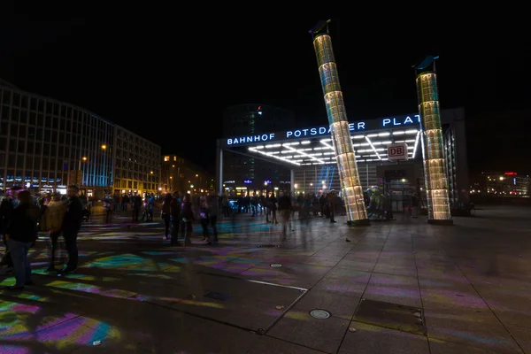 Installation de rue sur Potsdamer Platz en éclairage nocturne. Entrée de la gare. Le Festival annuel des Lumières 2014 — Photo