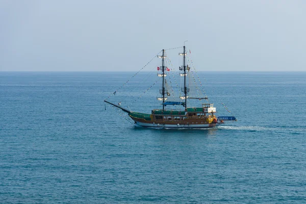 Traditional trip on a sailboat at sea. Anatolian coast - a popular holiday destination in summer of European citizens. — Stock Photo, Image