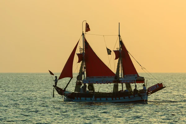 Sailing with tourists. Sunset with pastel colors. Anatolian coast - a popular holiday destination in summer of European citizens — Stock Photo, Image