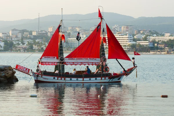 Soirée traditionnelle sur un voilier en mer. Côte anatolienne - une destination de vacances populaire en été pour les citoyens européens — Photo