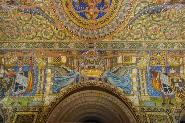 Mosaico en el techo de Kaiser Wilhelm Memorial Church. Interior parcialmente restaurado. Berlín . — Foto de Stock