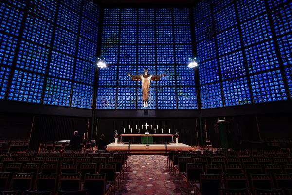 Interior of Kaiser Wilhelm Memorial Church (modern building). Crucified Jesus Christ, by architect Karl Hemmeter — Stock Photo, Image