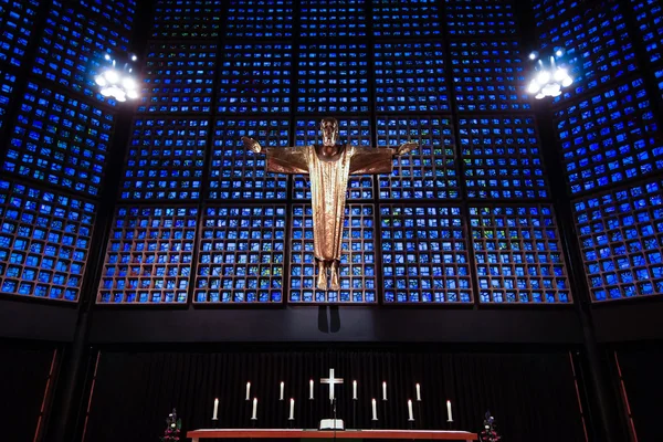 Interior de Kaiser Wilhelm Memorial Church (edificio moderno). Crucificado Jesucristo, por el arquitecto Karl Hemmeter — Foto de Stock