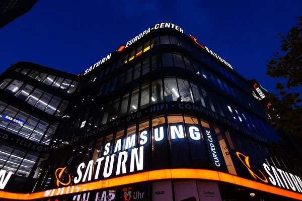 Een supermarkt van elektronica Saturnus op Kurfuerstendamm. Saturnus is een Duitse keten van elektronicawinkels, eigendom van de Duitse retail handel bedrijf Metro. — Stockfoto