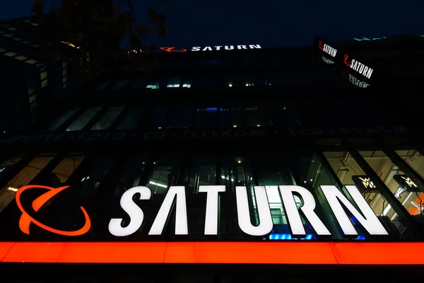 Elektronik Kurfuerstendamm yüzünde Saturn'bir süpermarket. Saturn elektronik Mağazalar, Alman perakende ticaret şirketine Metro ait bir Alman zinciri olduğunu. — Stok fotoğraf