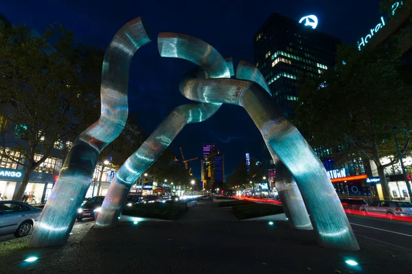 Una vista de la escultura "Cadena rota", por los escultores Brigitte Matschinsky-Denninghoff y Martin Matschinsky y la calle Kurfuerstendamm y Tauentzienstrasse — Foto de Stock