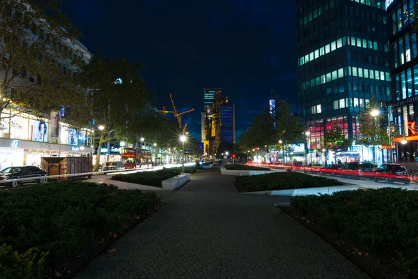 De berömda shoppinggatorna i västra-Berlin, Kurfürstendamm och Tauentzienstrasse. I bakgrunden Kaiser Wilhelm Gedächtniskirche — Stockfoto