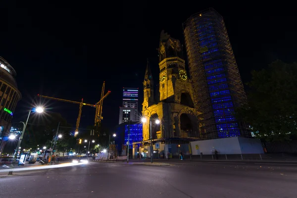 The famous landmark of West Berlin, Kaiser Wilhelm Memorial Church in the night lights — Stock Photo, Image