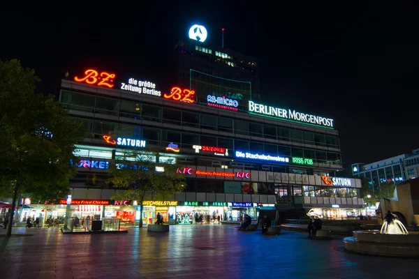 O "Europa-Center" é um complexo de edifícios na plataforma, símbolo da Berlim Ocidental durante a Guerra Fria. O Festival Anual de Luzes 2014 — Fotografia de Stock