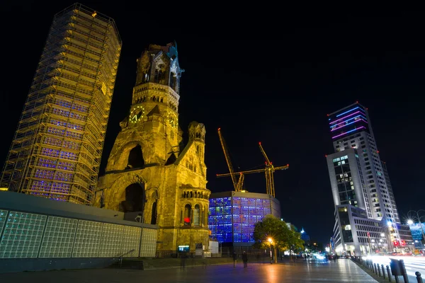 Il nuovo Hilton Hotel (Zoofenster) e la Kaiser Wilhelm Memorial Church nelle luci notturne. Berlino Ovest — Foto Stock