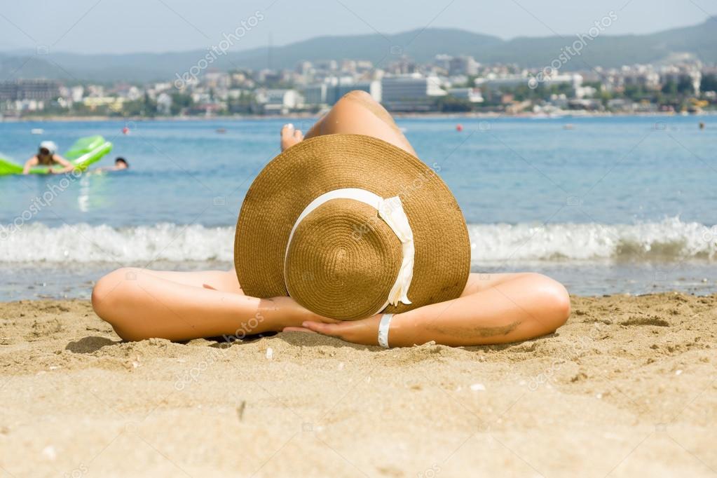 Resultado de imagem para moça chapeu praia