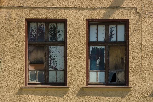 Die Fenster des alten Hauses. Hintergrund — Stockfoto