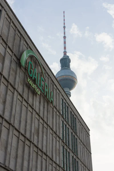 Galeria Kaufhof en Alexanderplatz. En el fondo Berlin TV Tower. GALERIA Kaufhof GmbH - la tienda minorista más grande Metro AG — Foto de Stock
