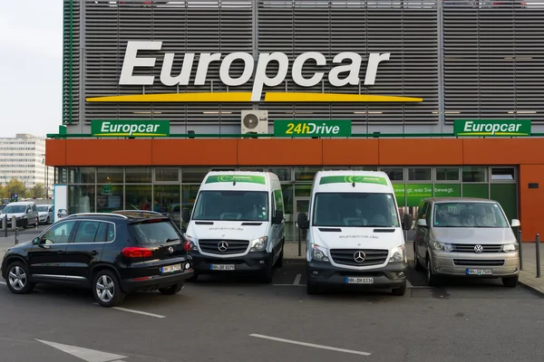 Europcar는 Eurazeo에 의해 소유 하는 자동차 렌탈 회사입니다. Europcar 오늘 143 개국에서 2825 위치에서 200000 이상의 차량 함 대를 운영 — 스톡 사진