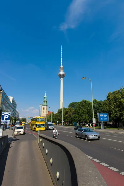 Paisagem urbana. Ao fundo, a Torre de TV de Berlim e a Igreja de Santa Maria (Marienkirche ) — Fotografia de Stock