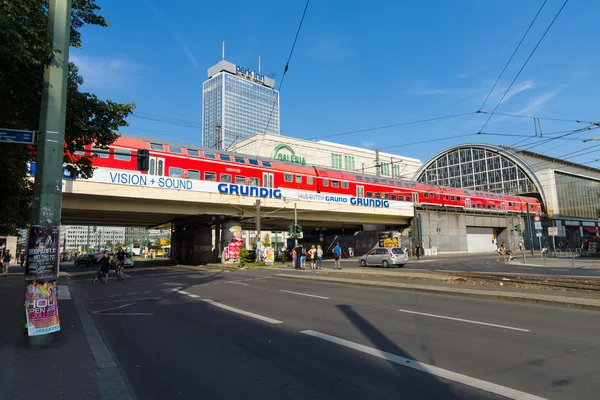Stadslandskapet. Järnvägsstationen Alexanderplatz. I bakgrunden ett fem stjärnigt hotell Park Inn av Redisson — Stockfoto