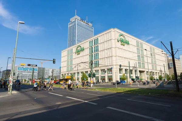 Stadtlandschaft. galeria kaufhof am alexanderplatz (größtes handelshaus) und fünf sterne hotel park inn by redisson (internationale hotelkette)) — Stockfoto