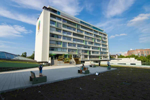 Bikini-Haus. La terraza al aire libre en el nuevo centro comercial en Berlín Occidental y Design-Hotel 25hours (149 habitaciones), inaugurado en 2014 — Foto de Stock