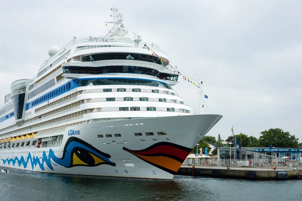 AIDAmar at berth Warnemunde. AIDAmar is a Sphinx class cruise ship, length 253 m, capacity of 2686 passengers — Stock Photo, Image