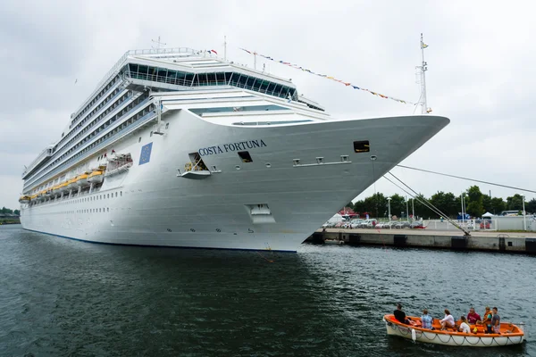 Costa Fortuna at berth Warnemunde. Costa Fortuna is a cruise ship Destiny-class, Length 273 m, capacity of 2720 passengers. — Stock Photo, Image