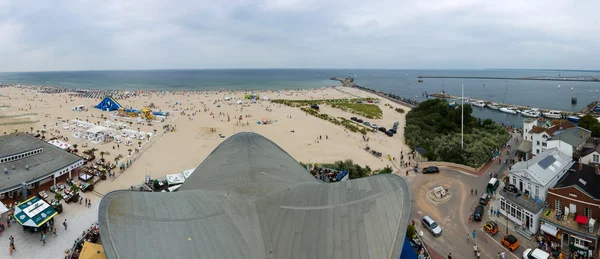 Panoramisch zicht op het strand district Warnemunde. Warnemunde de grote, zandige stranden zijn de breedste kommuna in het Duitse Oostzee — Stockfoto