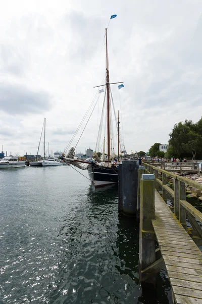 O bairro histórico de Rostock - Warnemunde. As grandes e arenosas praias de Warnemunde são as mais amplas da costa alemã do Mar Báltico . — Fotografia de Stock