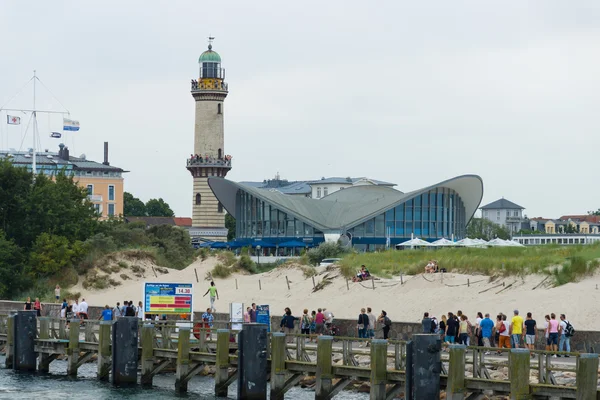 Punkt orientacyjny Warnemünde, Latarnia morska i budynek Teepott. Widok z morza. Warnemünde w dużych, piaszczyste plaże są najszerszym na wybrzeżu Morza Bałtyckiego niemiecki. — Zdjęcie stockowe