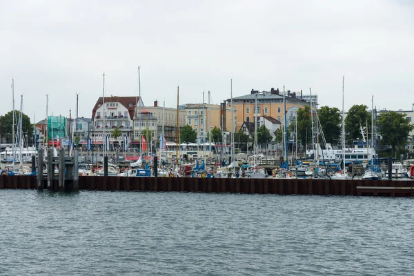 O bairro histórico de Rostock - Warnemunde. Vista do mar. As grandes e arenosas praias de Warnemunde são as mais amplas da costa alemã do Mar Báltico — Fotografia de Stock