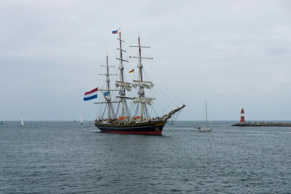 Třemi stěžni holandský clipper Stad Amsterdam (město Amsterdam) vstoupí do přístavu Rostock, Warnemuende okres. — Stock fotografie