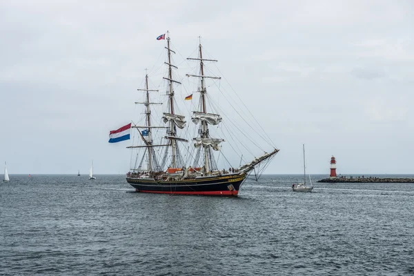 Three-masted Dutch clipper Stad Amsterdam (City of Amsterdam) enters the harbor of Rostock, Warnemuende district. — Stock Photo, Image
