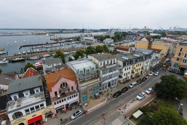 A vista das alturas do bairro de bairros históricos de Warnemunde. As grandes e arenosas praias de Warnemunde são as mais amplas da costa alemã do Mar Báltico — Fotografia de Stock