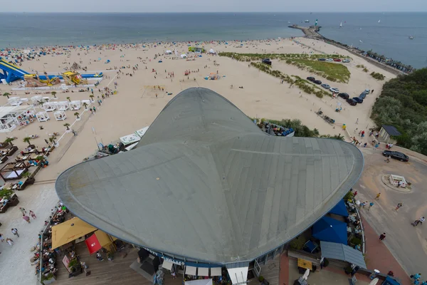 La vue depuis les hauteurs du quartier historique de Warnemunde. Les grandes plages de sable de Warnemunde sont les plus larges de la côte allemande de la mer Baltique — Photo